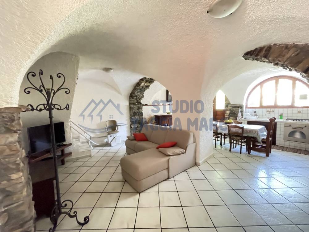 casa indipendente in vendita a Castellaro