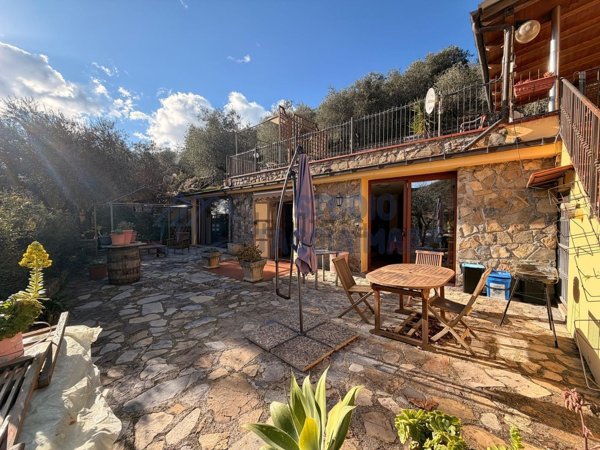 casa indipendente in vendita a Castellaro