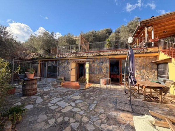 casa indipendente in vendita a Castellaro