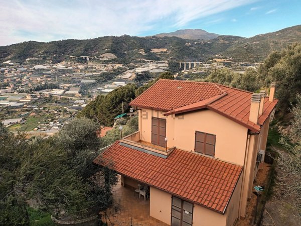 casa indipendente in vendita a Castellaro