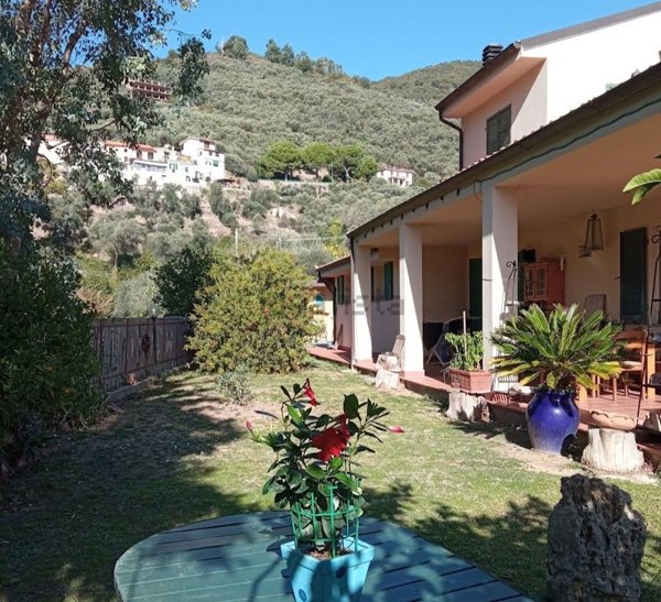 casa indipendente in vendita a Castellaro