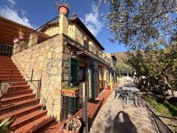 casa indipendente in vendita a Castellaro