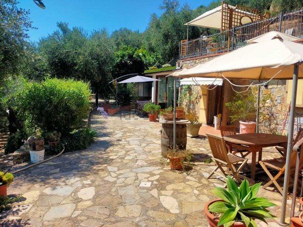 casa indipendente in vendita a Castellaro