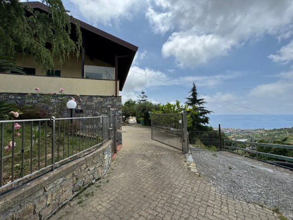 casa indipendente in vendita a Castellaro