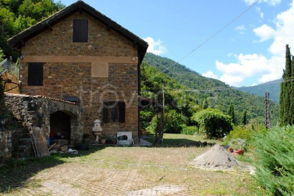 casa indipendente in vendita a Castel Vittorio