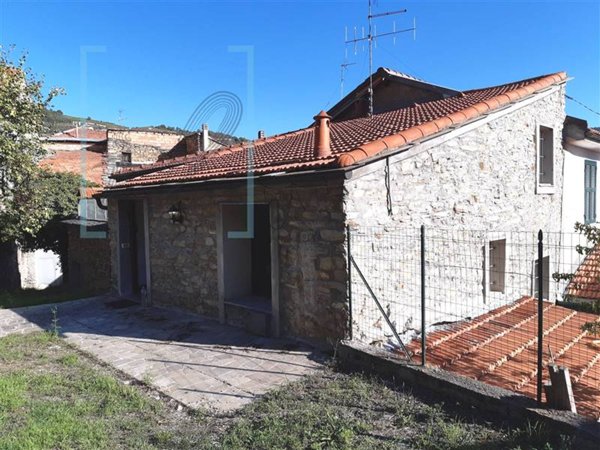 casa indipendente in vendita a Castel Vittorio