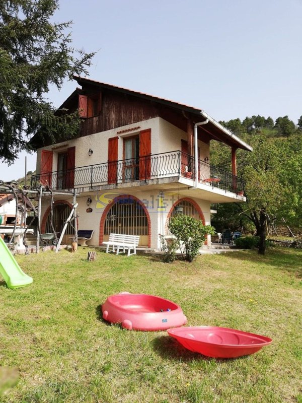 casa indipendente in vendita a Castel Vittorio