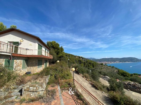 casa indipendente in vendita a Cervo