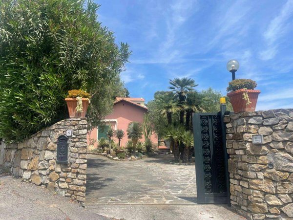 casa indipendente in vendita a Cervo