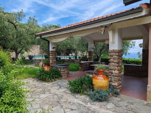 casa indipendente in vendita a Cervo