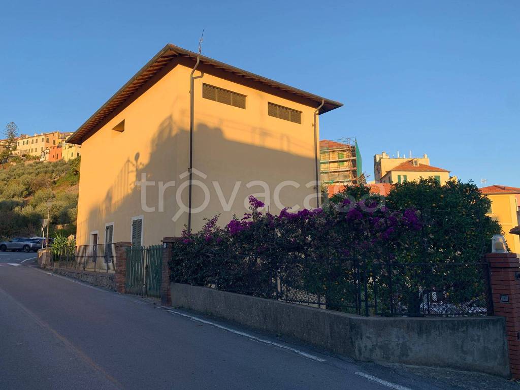 locale di sgombero in vendita a Cervo