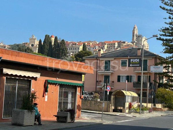 negozio in vendita a Cervo