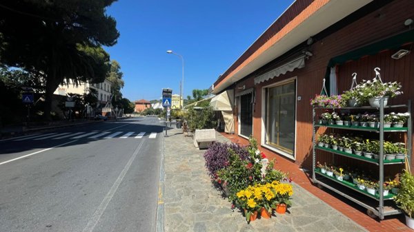 locale commerciale in vendita a Cervo