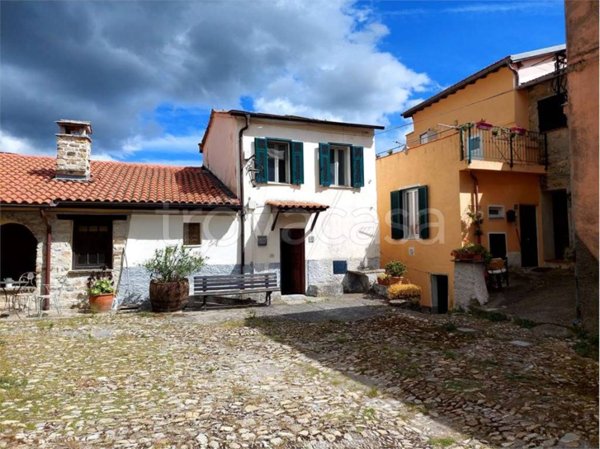 casa indipendente in vendita a Chiusanico