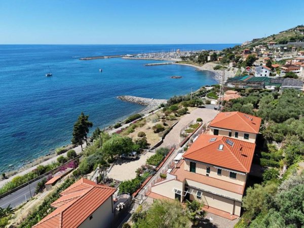 appartamento in vendita a Cipressa in zona Aregai