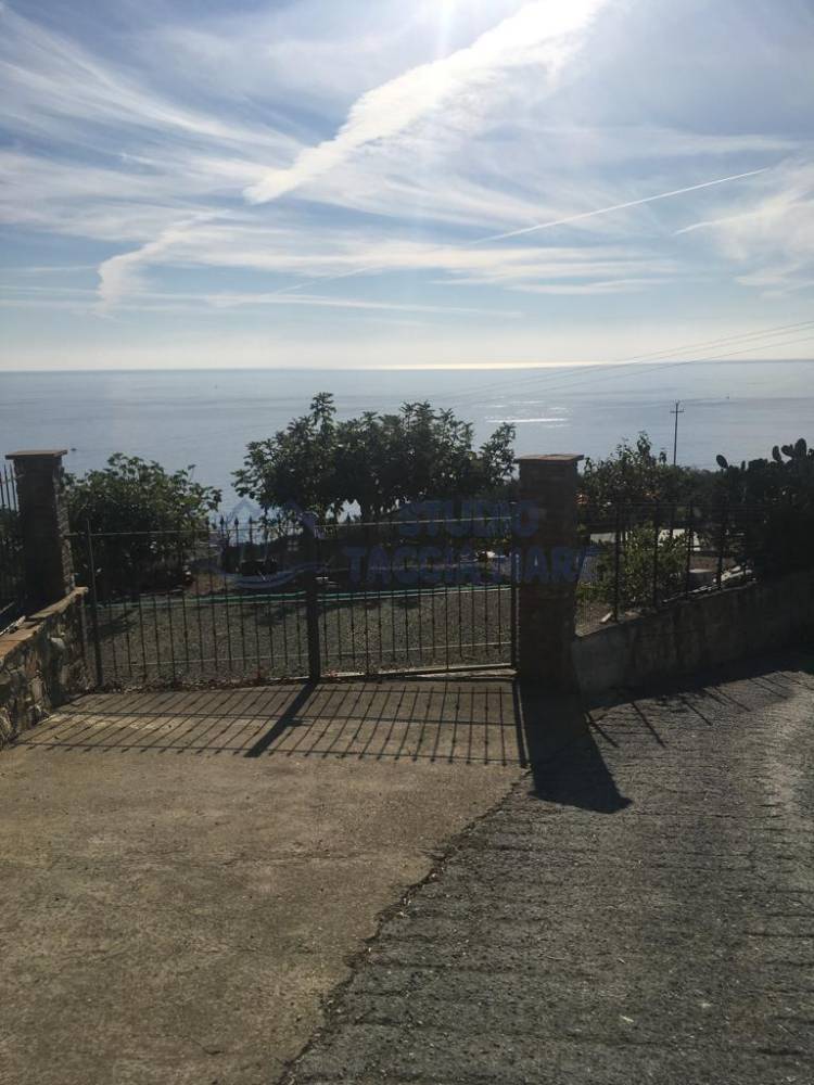 casa indipendente in vendita a Cipressa in zona Aregai