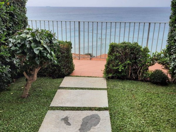 appartamento in vendita a Cipressa in zona Aregai