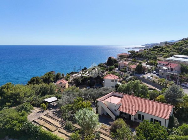 casa indipendente in vendita a Cipressa