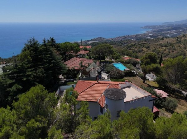 casa indipendente in vendita a Cipressa in zona Aregai