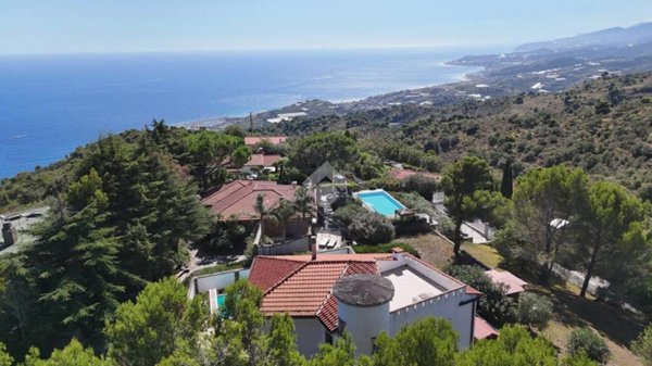 casa indipendente in vendita a Cipressa in zona Aregai