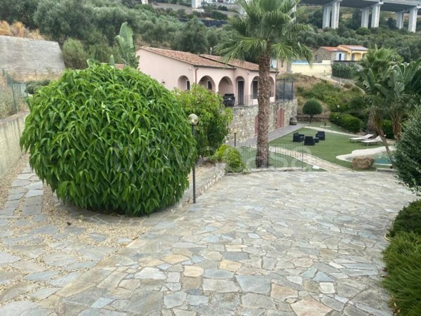 casa indipendente in vendita a Cipressa