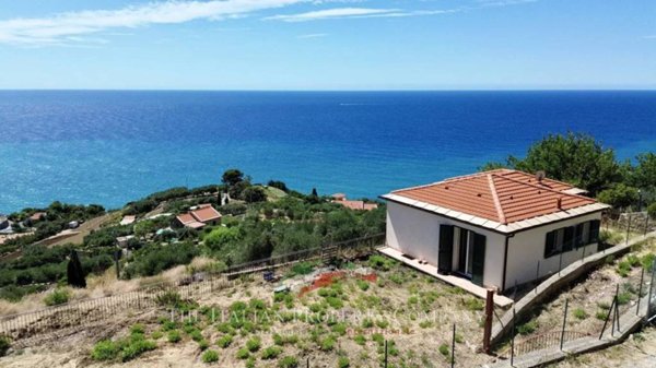 casa indipendente in vendita a Cipressa in zona Aregai