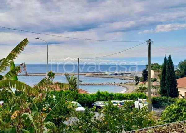 appartamento in vendita a Cipressa in zona Aregai