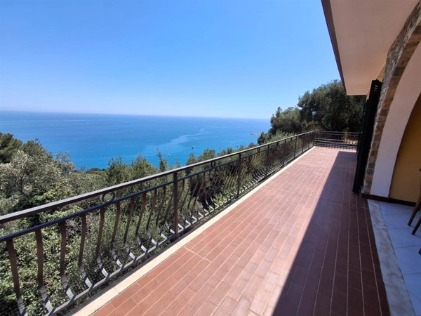 casa indipendente in vendita a Cipressa in zona Aregai