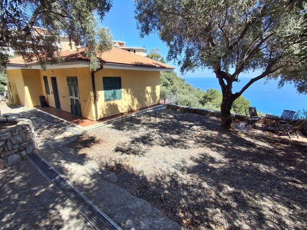 casa indipendente in vendita a Cipressa in zona Aregai