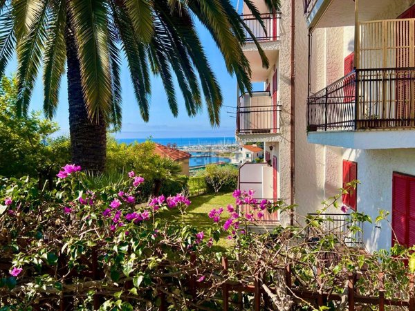 appartamento in vendita a Cipressa in zona Aregai