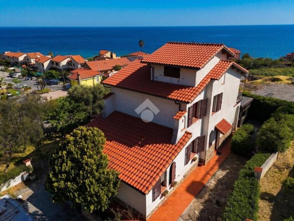 casa indipendente in vendita a Cipressa