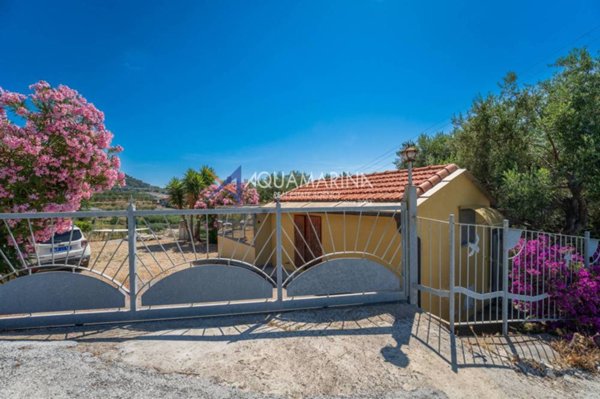 casa indipendente in vendita a Cipressa