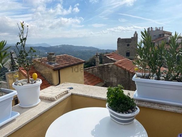 esavano in vendita a Cipressa in zona Lingueglietta