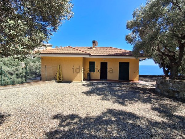 casa indipendente in vendita a Cipressa in zona Aregai