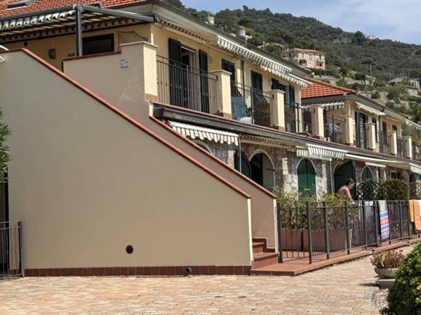 casa indipendente in vendita a Cipressa in zona Aregai