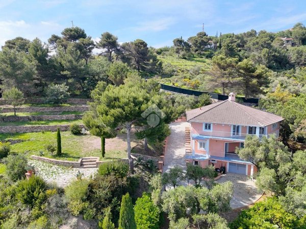 casa indipendente in vendita a Cipressa in zona Piani di Cipressa