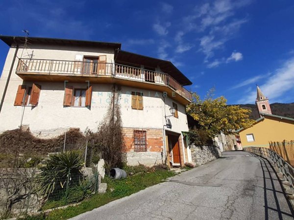 casa indipendente in vendita a Cosio d'Arroscia