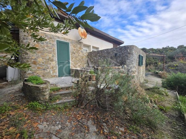 locale di sgombero in vendita a Costarainera