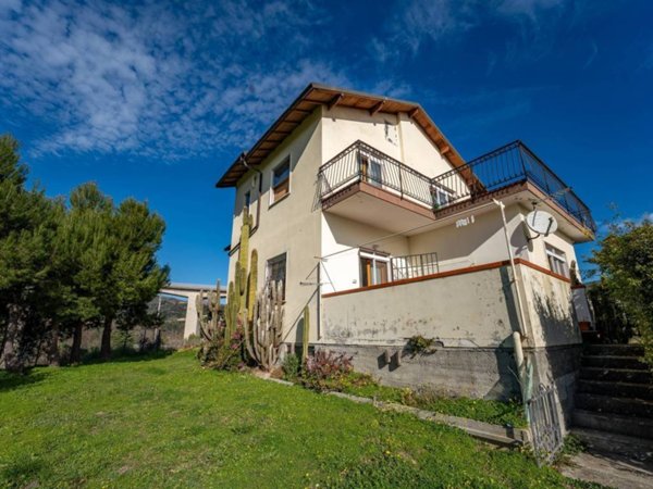 casa indipendente in vendita a Costarainera