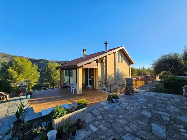 casa indipendente in vendita a Diano Castello