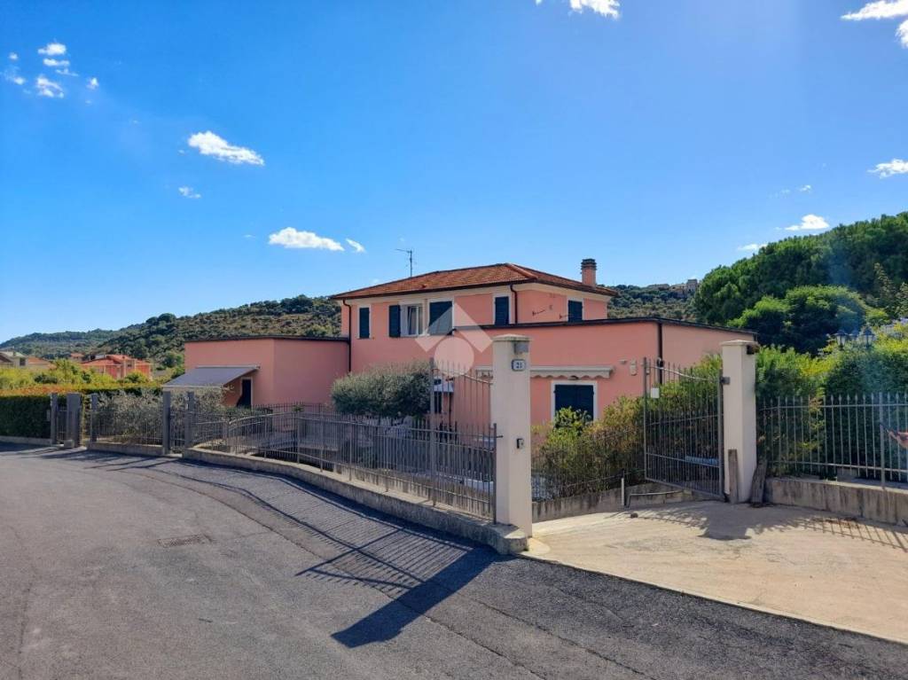 casa indipendente in vendita a Diano Castello