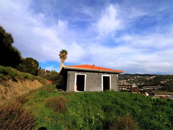 casa indipendente in vendita a Diano Castello