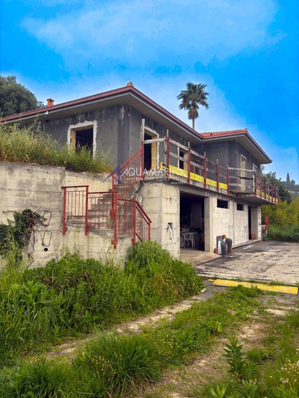 casa indipendente in vendita a Diano Castello