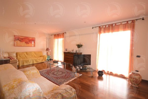 casa indipendente in vendita a Diano Castello