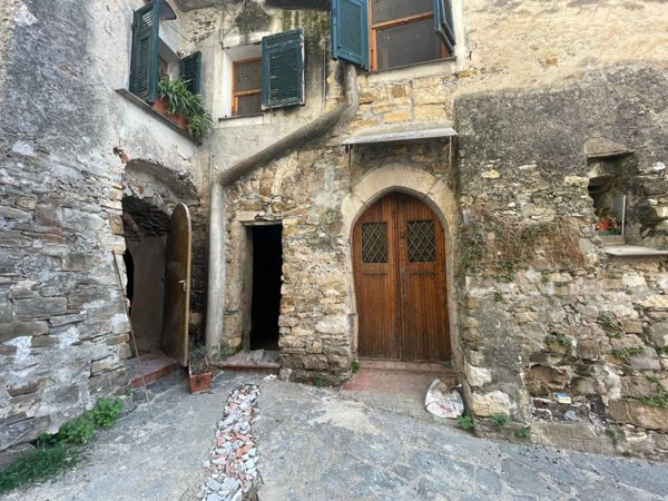locale di sgombero in vendita a Diano Castello