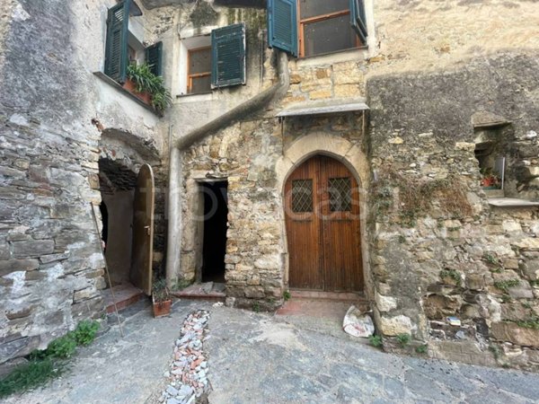 locale di sgombero in vendita a Diano Castello