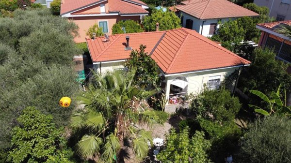 casa indipendente in vendita a Diano Castello