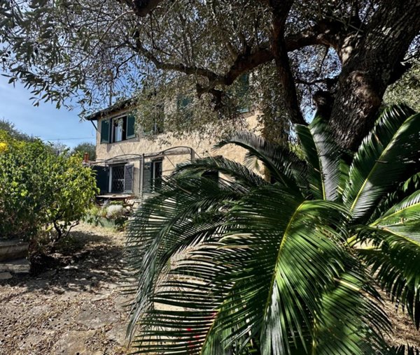 casa indipendente in vendita a Diano Castello