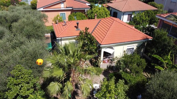 casa indipendente in vendita a Diano Castello