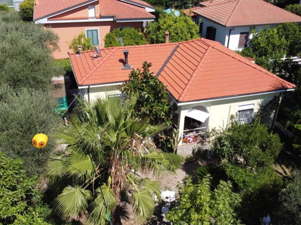 casa indipendente in vendita a Diano Castello